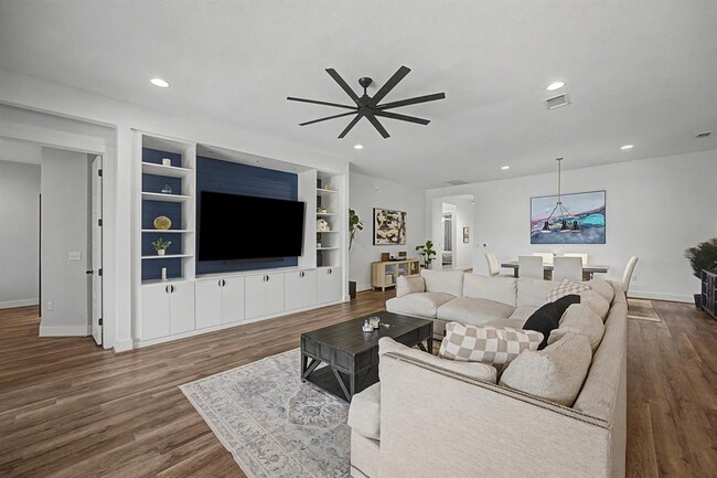 Building Photo - 8308 Orizzonte St