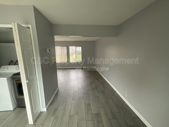 Building Photo - 292 Grecia Ct
