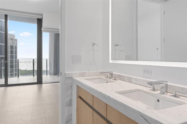Building Photo - 2831 S Bayshore Dr