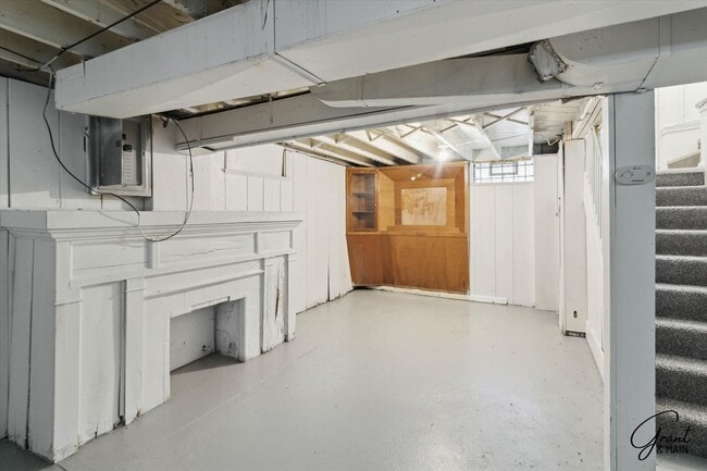 Building Photo - $1500 5 bedroom 2 bath