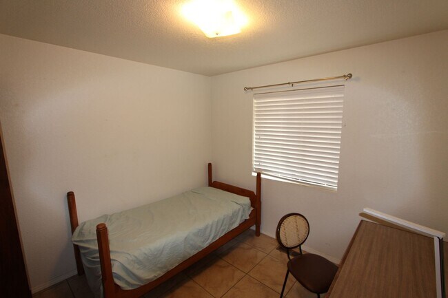 Building Photo - Partially Furnished 4-Bed Home in University Heights