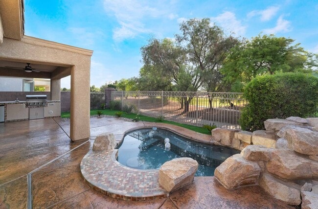 Building Photo - Tranquil Oasis: Golf Course Views!