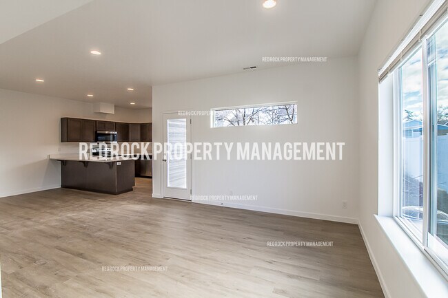 Building Photo - 1110 N Davis Ln