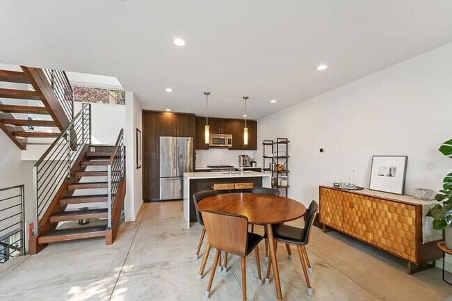Building Photo - Beatiful 2 bed/ 2 bath townhome in Madison...