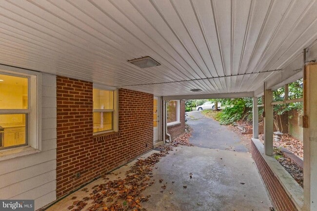 Building Photo - 612 S Quincy St