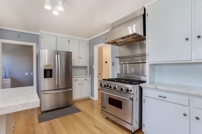 Building Photo - 4 Bed / 3 Bath Burlingame home near excell...