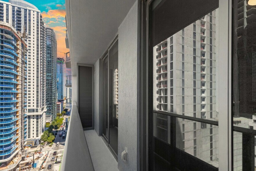 Building Photo - 501 NE 1st Ave