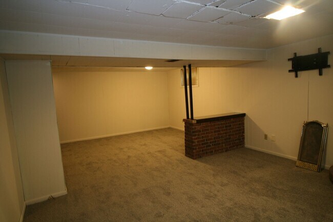 Building Photo - 402 Greenlawn Ct
