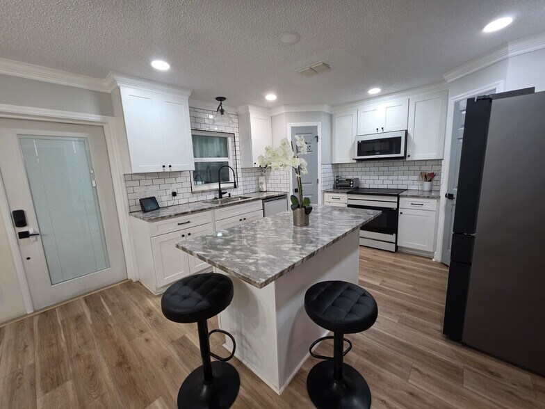 Building Photo - 2430 Canopy Dr