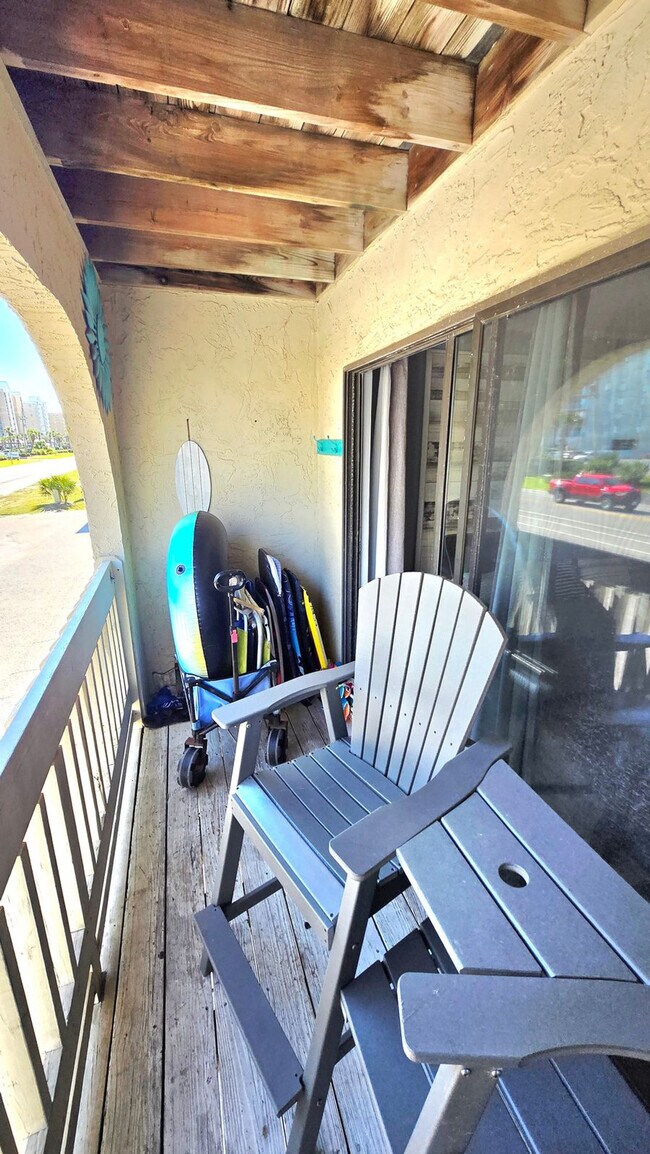 Building Photo - 924 W Beach Blvd