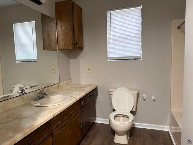 Building Photo - 118 S Springs Dr