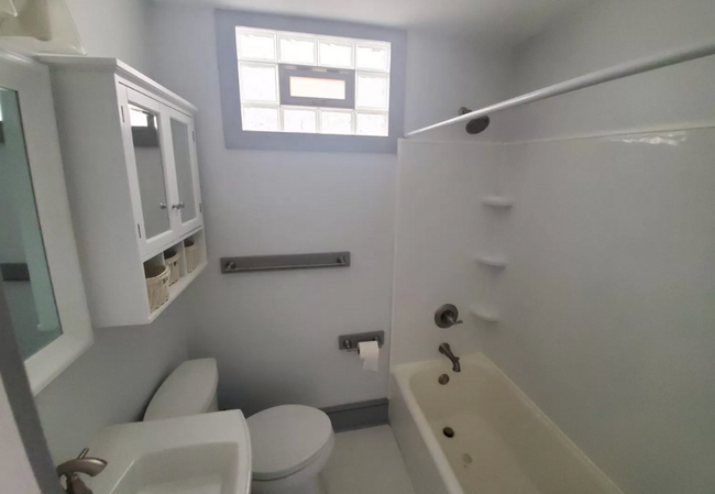 Building Photo - Modern 1 Bedroom Abode Off of H Street! Pa...