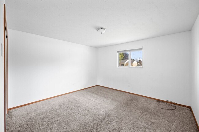 Building Photo - Large Central Valley Duplex - Available Now!