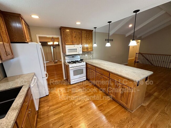 Building Photo - 6119 Cottonwood Dr