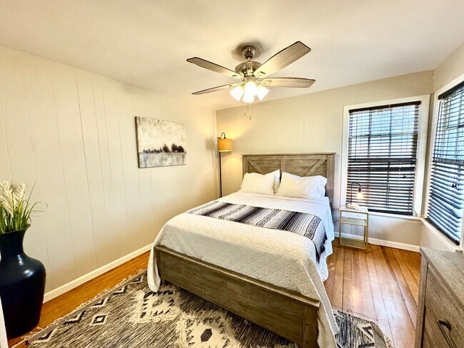 Building Photo - Blue Wall Oasis Mid-Term Rental 2/1 with a...