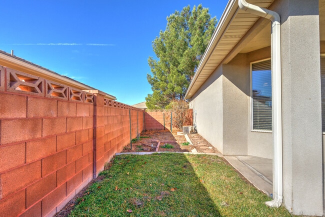 Building Photo - Beautiful St. George Home - Community Pool...