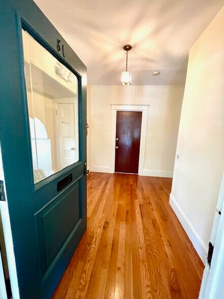 Building Photo - 81 College Ave