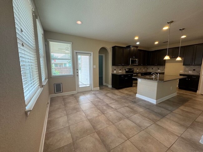 Building Photo - Beautiful Open Floor Plan with 3 Bedroom 2...