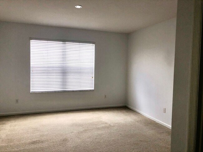 Building Photo - Remodeled Kitchen!! Wonderful Avalon Park-...