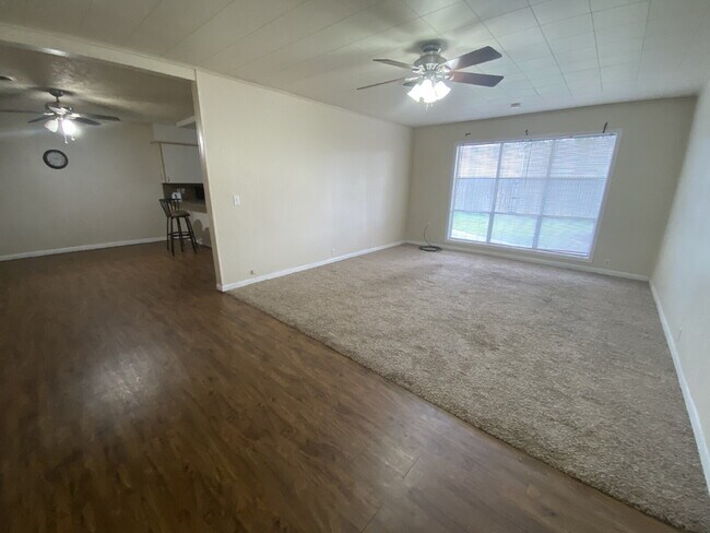 Building Photo - Spacious 3/2!