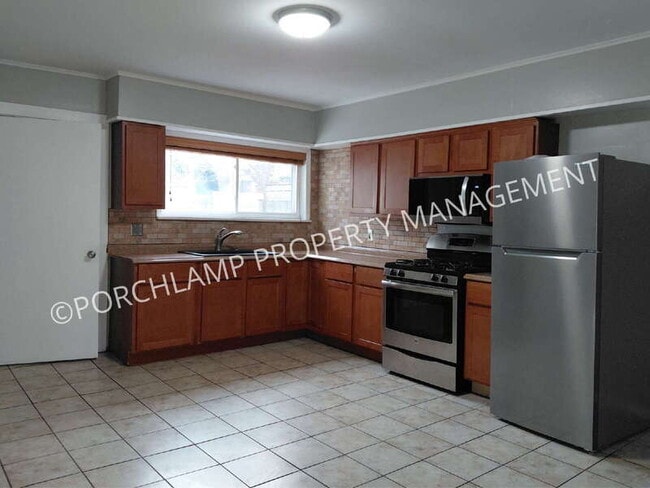 Building Photo - 541 W Grand Ave