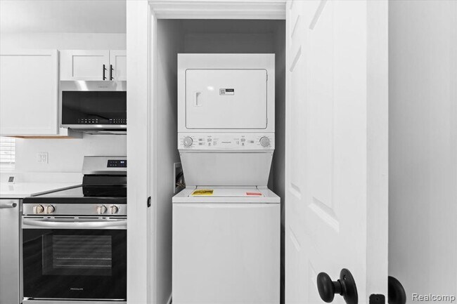 Building Photo - 1440 Lakepointe St