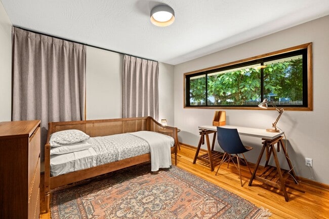 Building Photo - Mid-Century Classic! 3bd/3ba 2700 sf Short Term- FULLY FURNISHED!