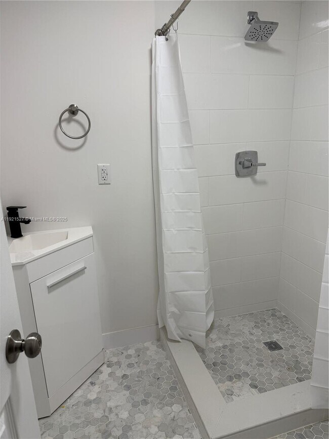 Building Photo - 7611 Harding Ave