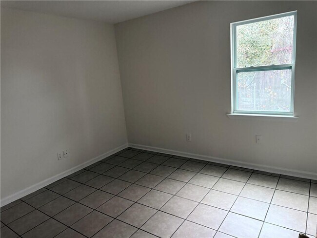 Building Photo - 890 E Cherry St