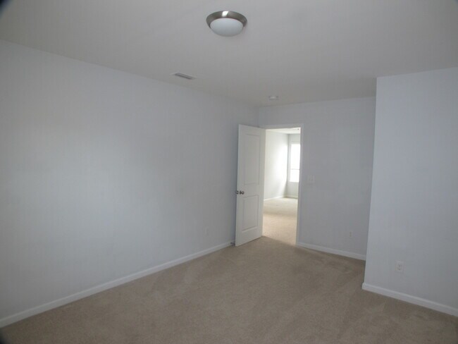 Building Photo - Move-In ready, 4 bedroom, 2.5 bath home lo...