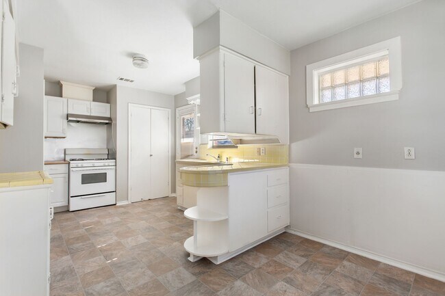 Building Photo - 6520/6522 SAINT MORITZ AVE