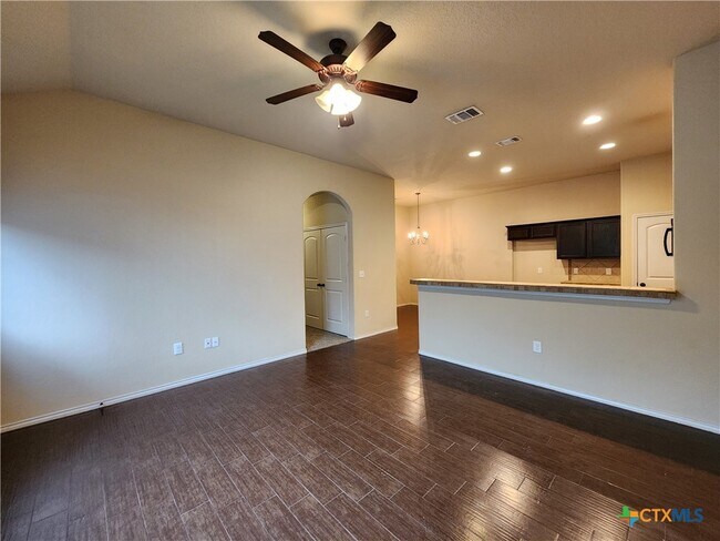 Building Photo - 712 Creekside Cir