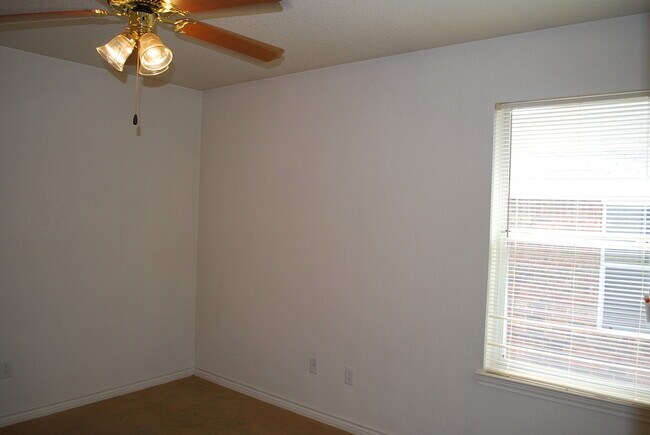 Building Photo - 928 Rosewood Dr