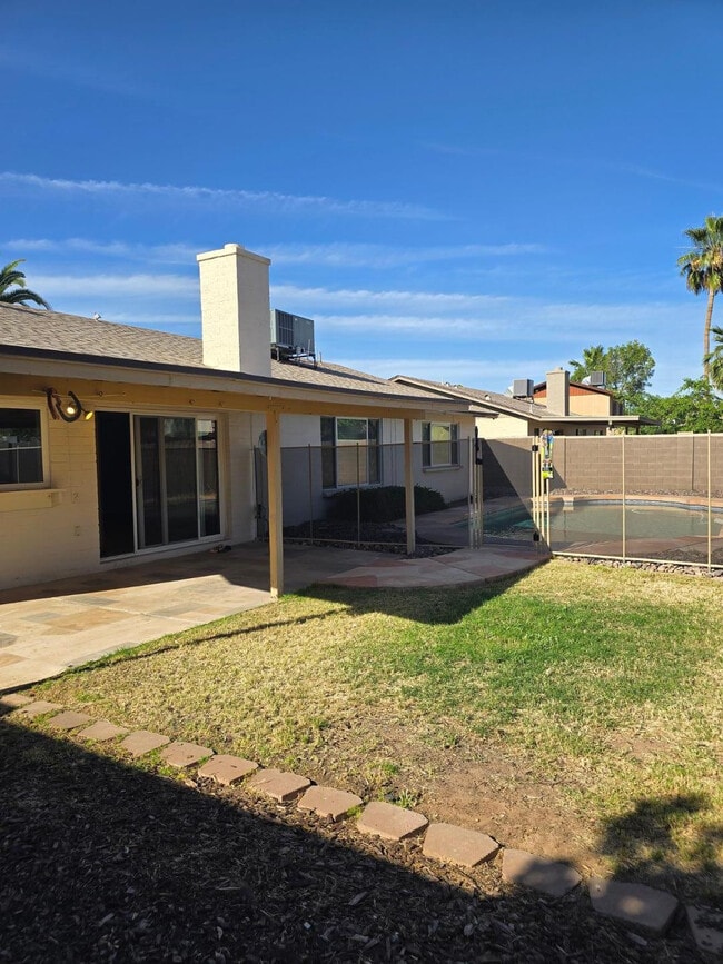 Building Photo - 1615 W Summit Pl