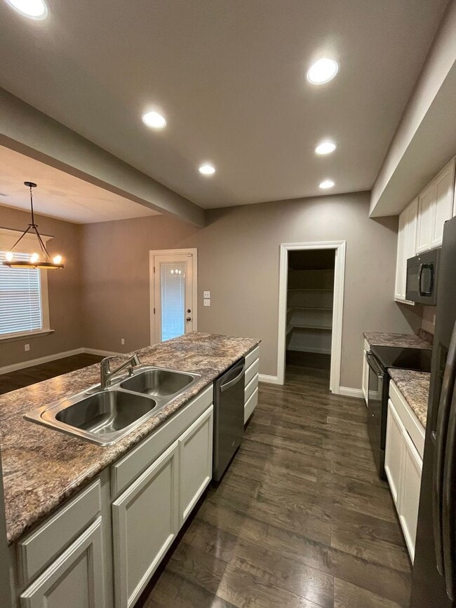 Building Photo - Custom Built 3 bed 2.5 bath Home Nestled A...