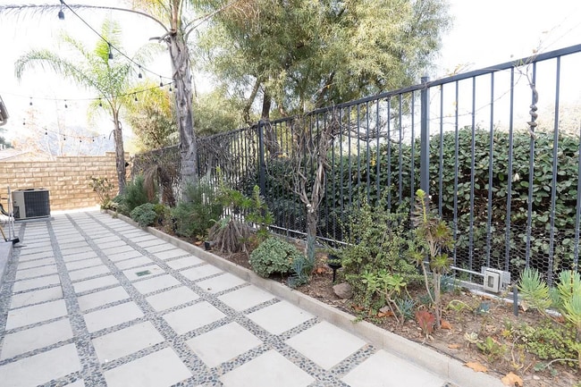 Building Photo - 25357 Avanti Ct