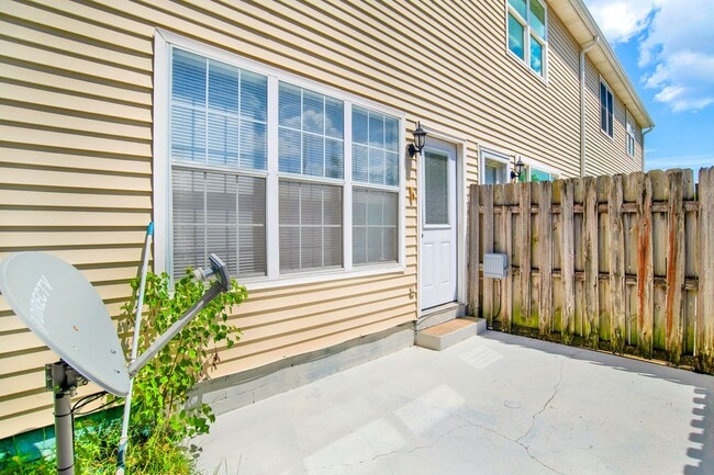 Building Photo - Spacious 2 Bed/2.5 Bath Townhome with 1 Ca...