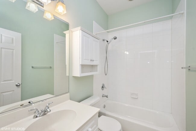 Building Photo - 882 W Lill Ave