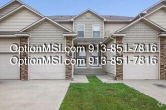 Building Photo - Townhome available in Piper schools