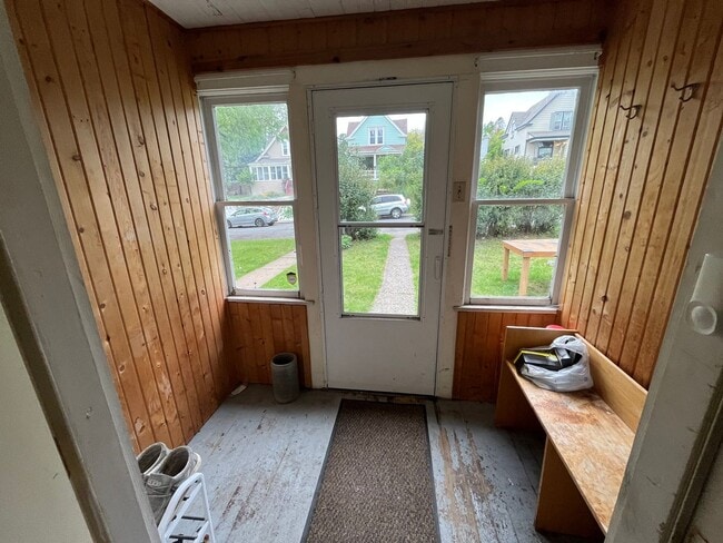 Building Photo - Duluth MN - 4 Bed - 1 Bath - Single Family...