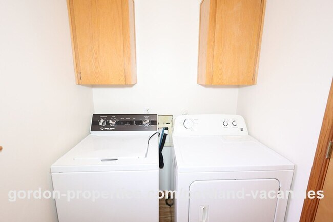 Building Photo - SE Knapp Circle - 3 bedroom duplex with attached single car garage