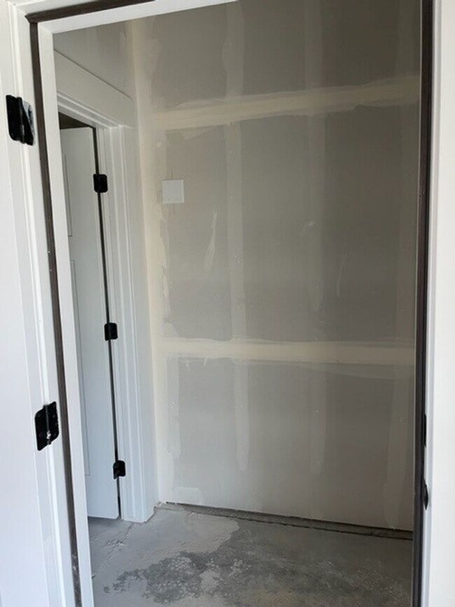 Building Photo - Townhouse For Lease