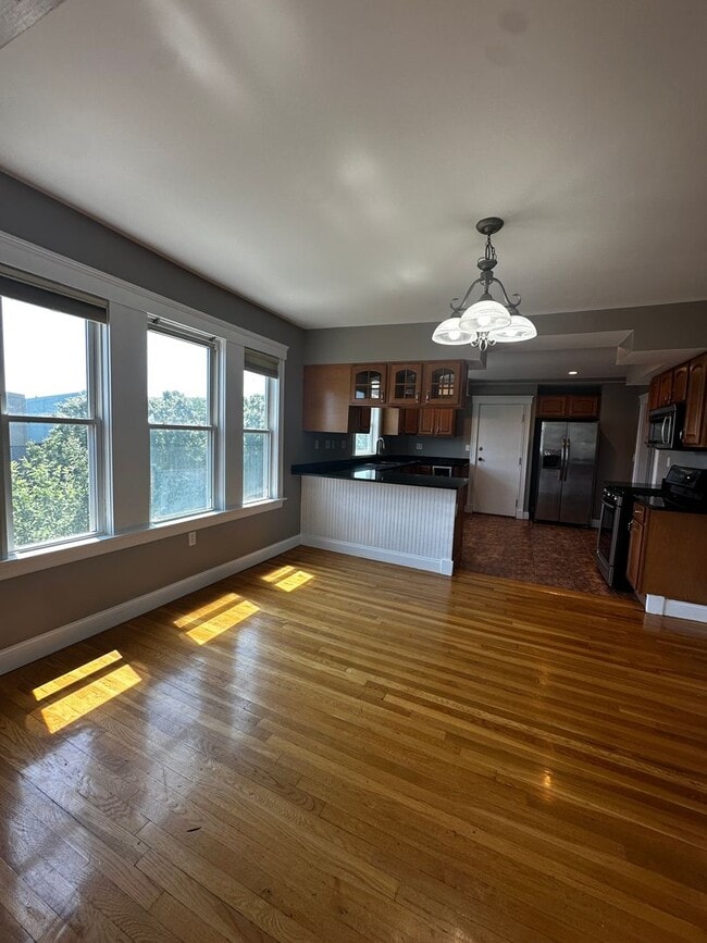 Primary Photo - Spacious 3 Bed 2 Bath Apartment With Garag...