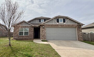 Building Photo - Awesome home with community pool!