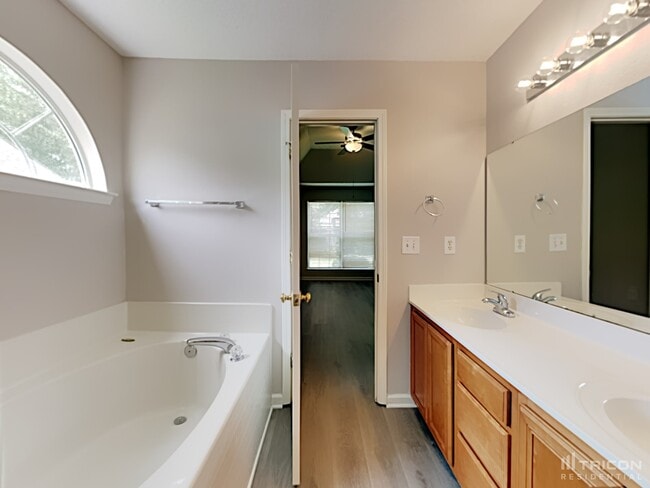 Building Photo - 812 Whitewater Dr