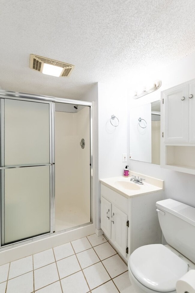 Building Photo - 4 Bed home in Olathe- Quick access to I-35