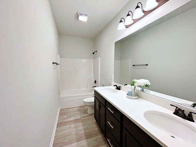 Building Photo - 4 Bedroom House in Hunters Trace
