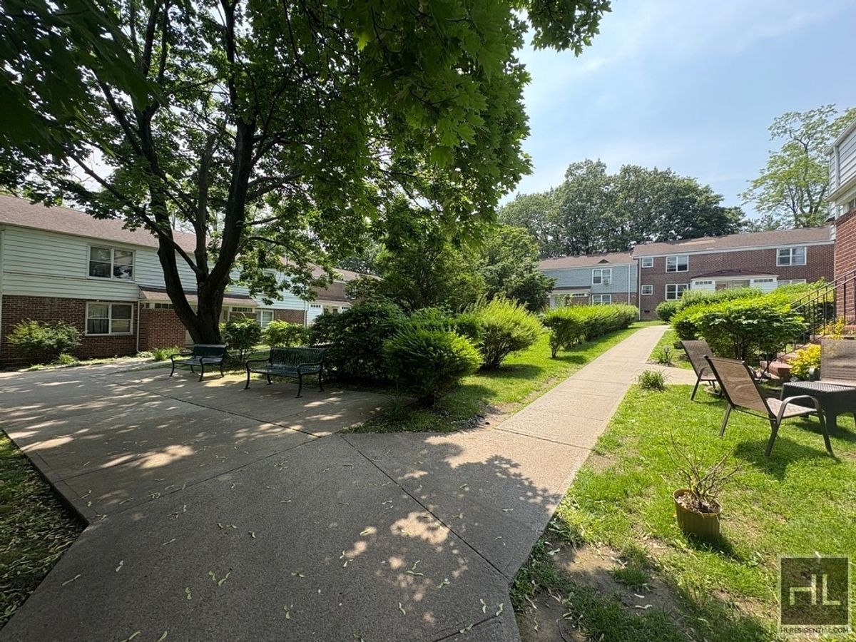 Building Photo - Spruce Street