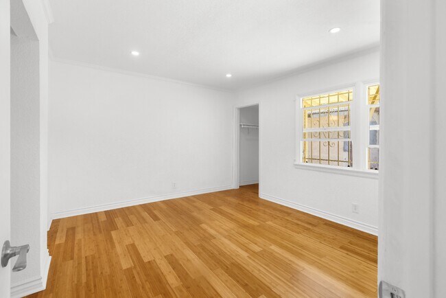 Building Photo - Updated 2BR Duplex in Angeles Mesa – Solar...