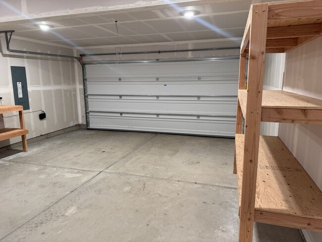 Building Photo - 4 Bed 2.5 Bath Home with Community Amenities